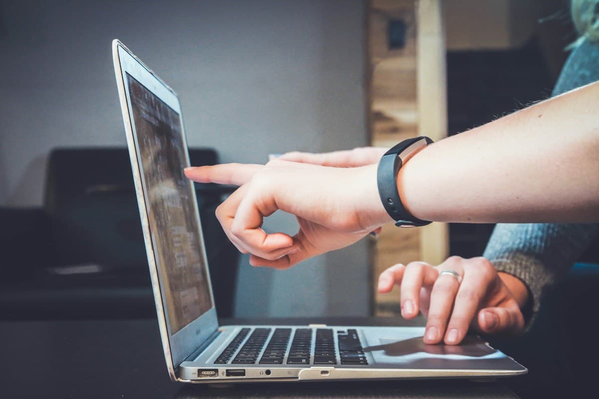 Personne travaillant sur un ordinateur portable, symbole de l’innovation numérique