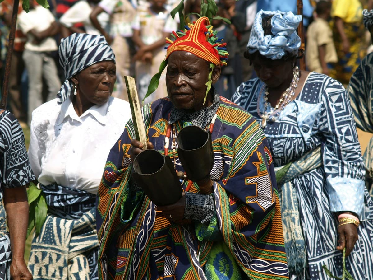 Personnes en tenue traditionnelle lors d’une cérémonie culturelle africaine